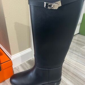 Sleek Black Women's Winter Boots